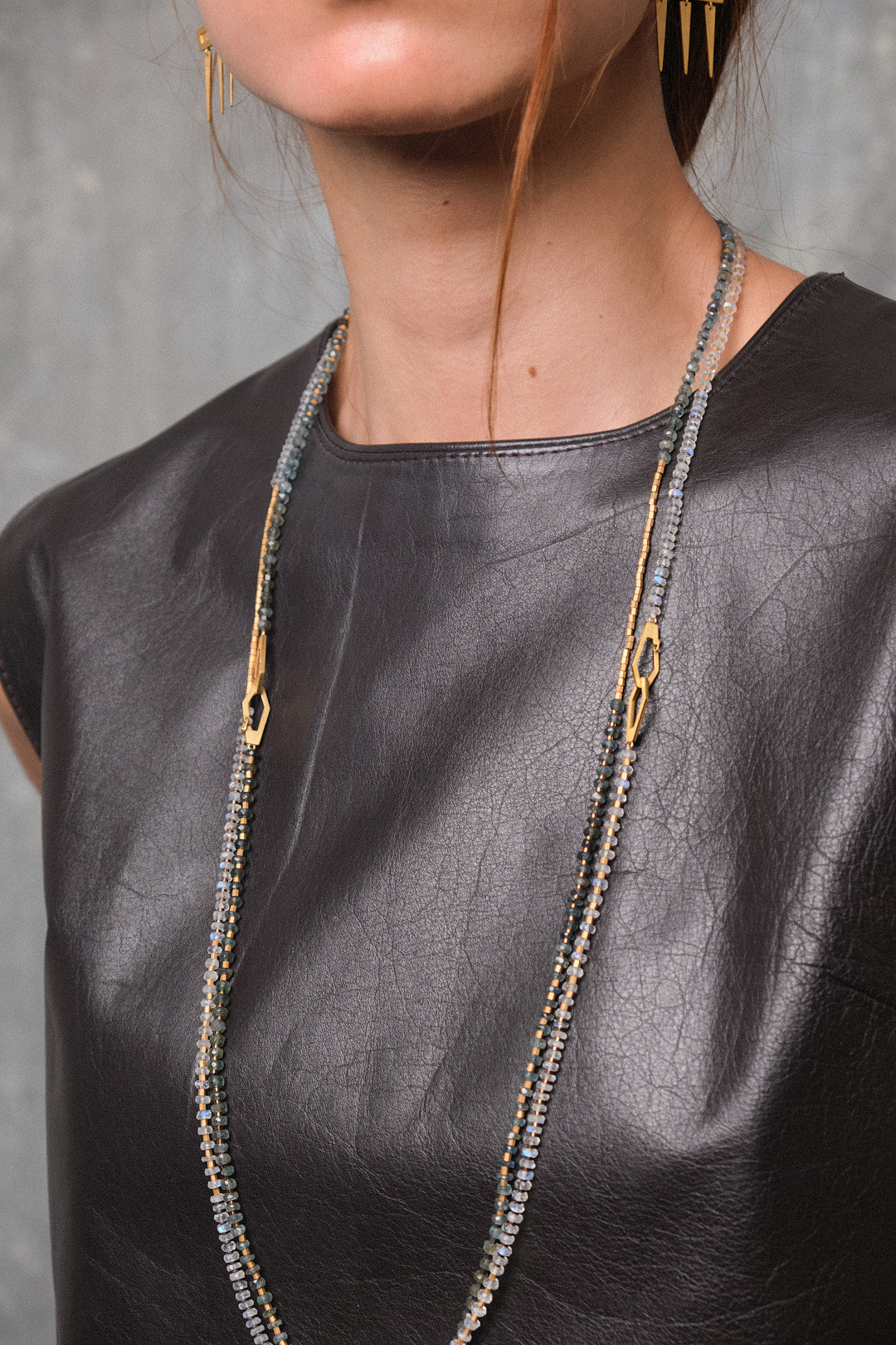 Collar secuencia aguamarina musgo en vermeil, foto con modelo. Joyería hecha a mano con inspiración en los elementos naturales. Diseños exclusivos, hecho en Colombia por Mariana Shuk.