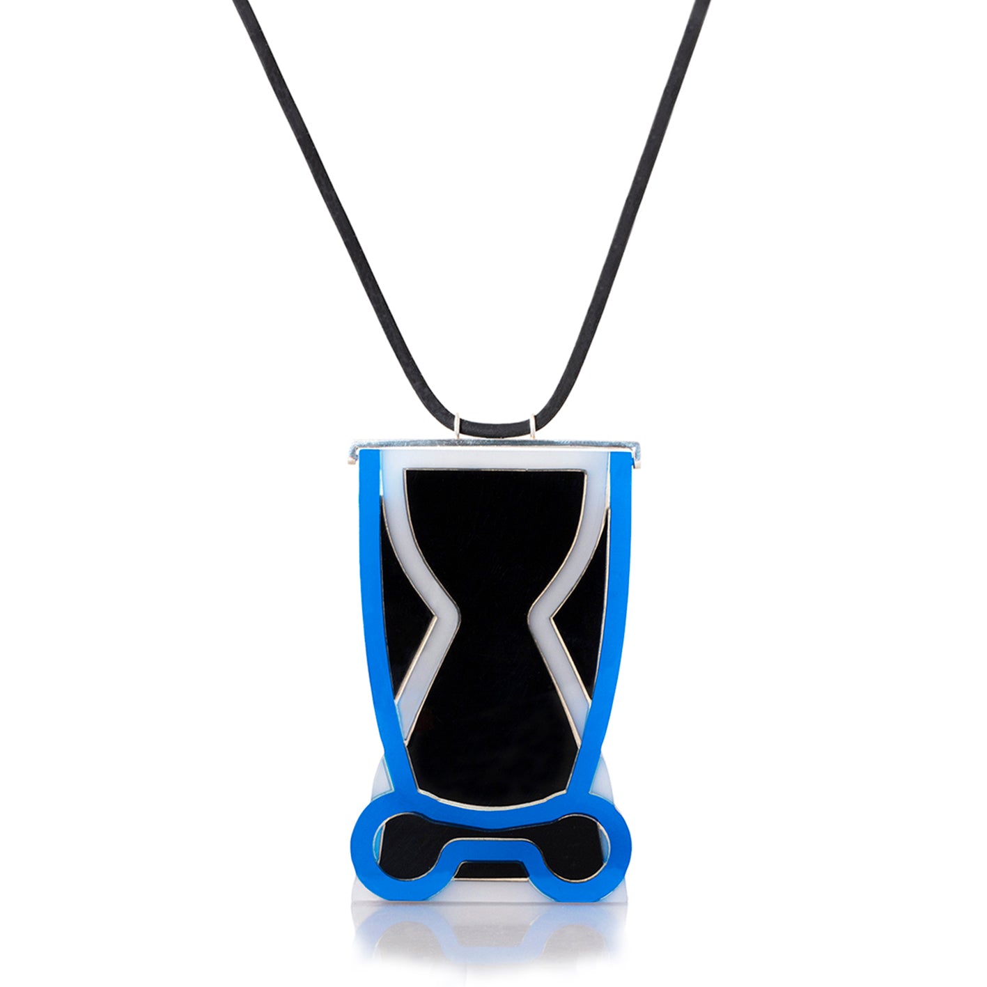 Collar con dije Vessels azul gris negro, foto con vista frontal. Joyería artesanal en acrílico y plata con soporte en neopreno. Diseños exclusivos, hecho en Colombia por Mariana Shuk.