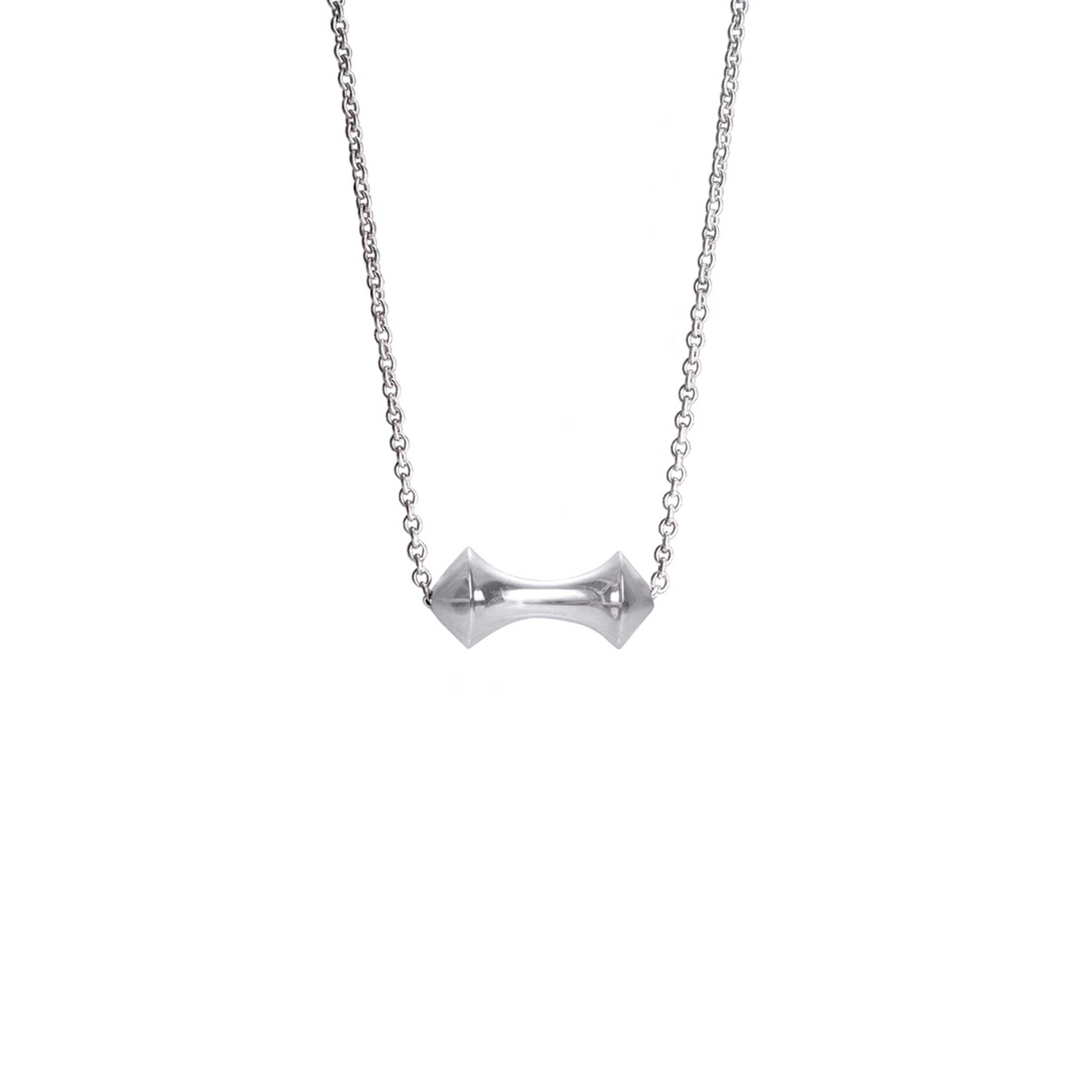 Dije corbatín en plata, foto con vista frontal. Joyería artesanal inspirada en simetría y elegancia. Diseños exclusivos, hecho en Colombia por Mariana Shuk.