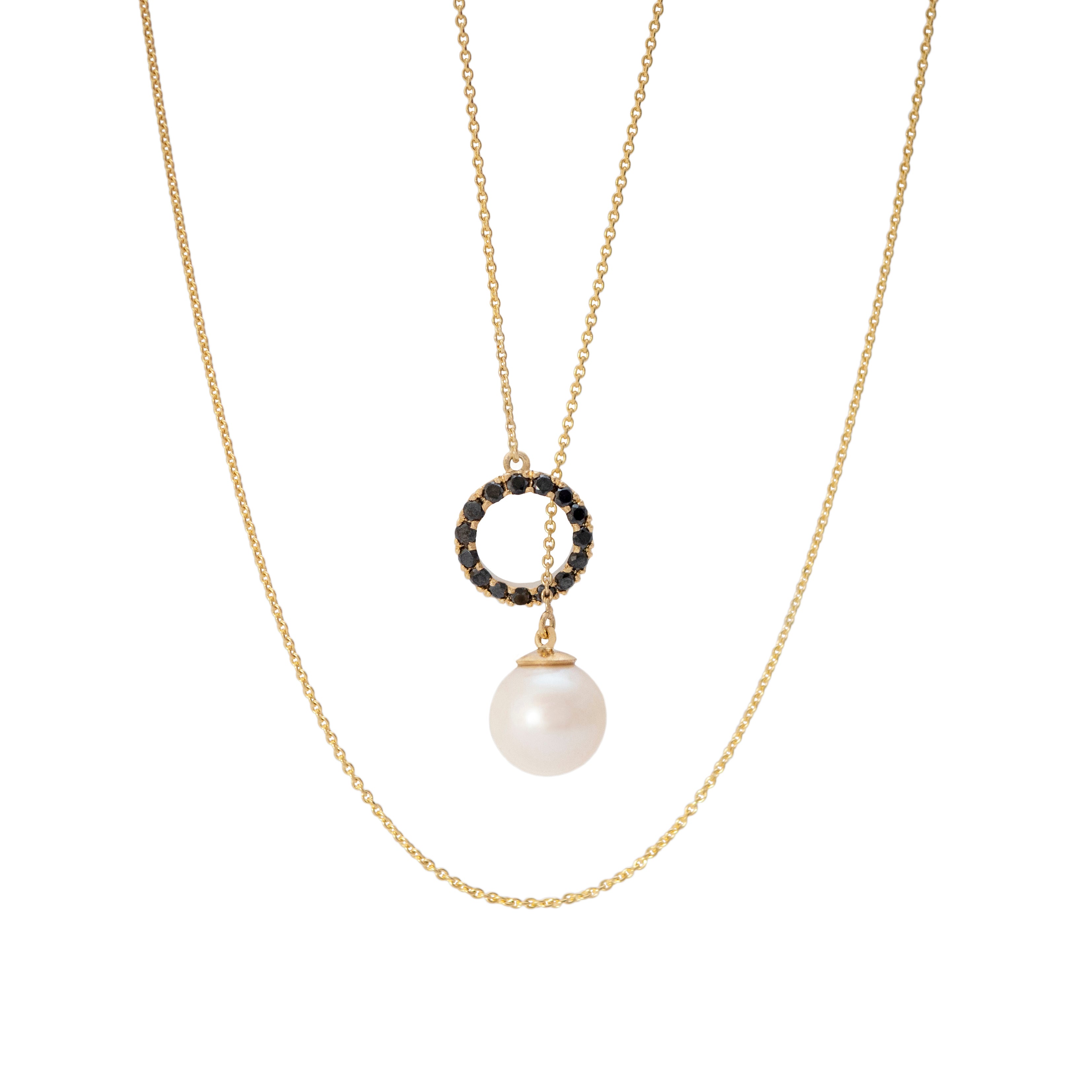 Dije en oro amarillo 18k con perla blanca de 8mm y diamantes negros, vista frontal zoom, joyería de autor hecha a mano en Colombia.