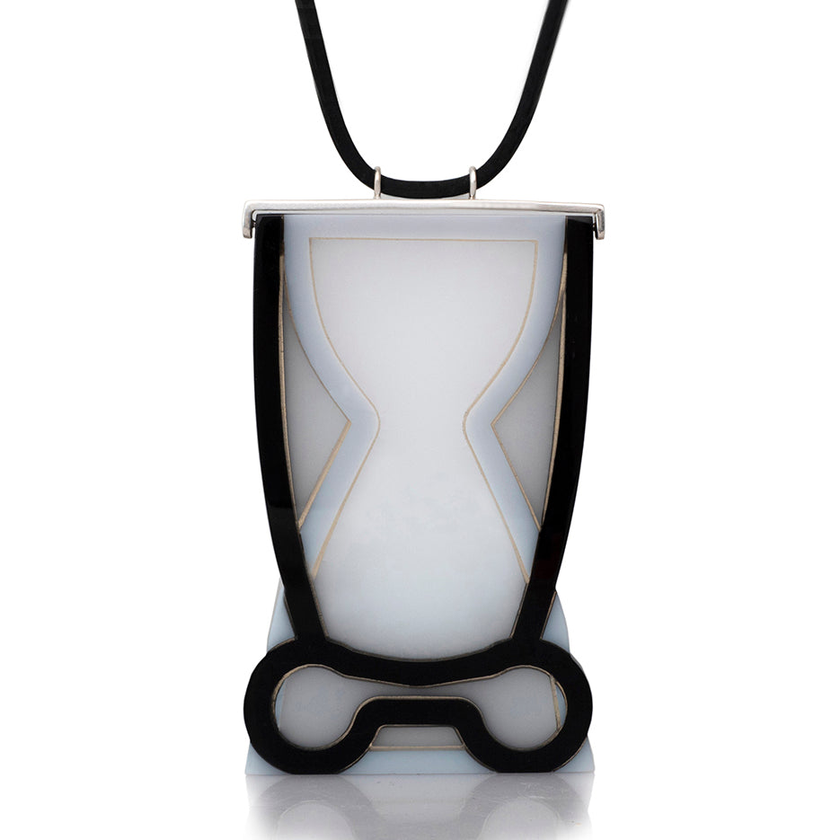 Dije Vessels negro gris blanco con collar, foto con vista frontal zoom. Joyería artesanal en acrílico y plata con soporte en neopreno. Diseños exclusivos, hecho en Colombia por Mariana Shuk.