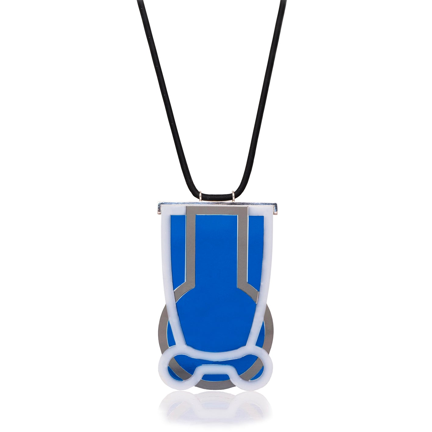 Dije Vessels gris humo azul con collar, foto con vista frontal. Joyería artesanal en acrílico y plata con soporte en neopreno. Diseños exclusivos, hecho en Colombia por Mariana Shuk.