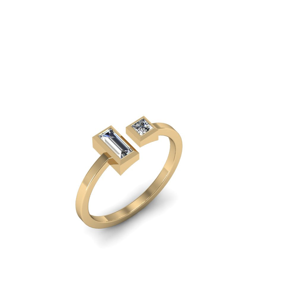 Anillo balance en oro amarillo de 18k con diamantes princess y baguette, foto frontal derecha. Joyería de autor, hecho en Colombia por Mariana Shuk.