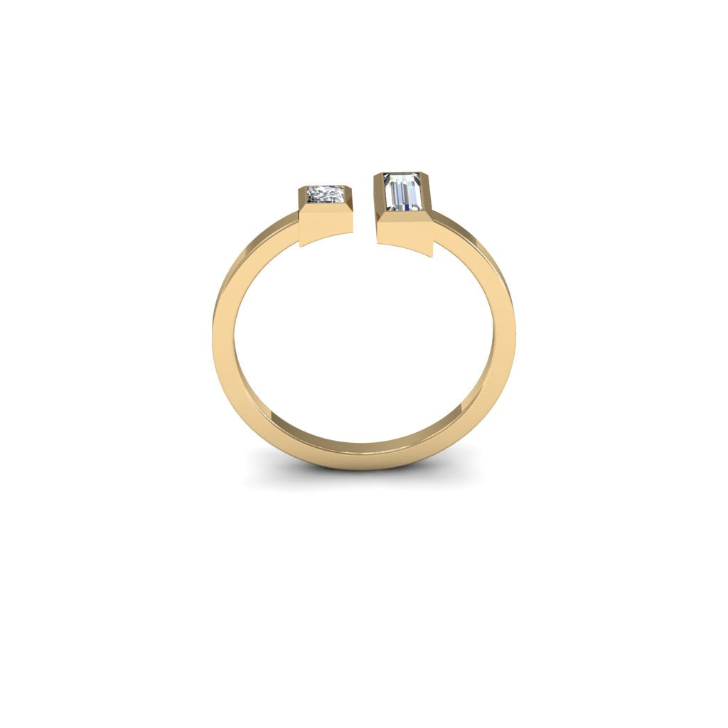 Anillo balance en oro amarillo de 18k con diamantes princess y baguette, foto lateral. Joyería de autor, hecho en Colombia por Mariana Shuk.