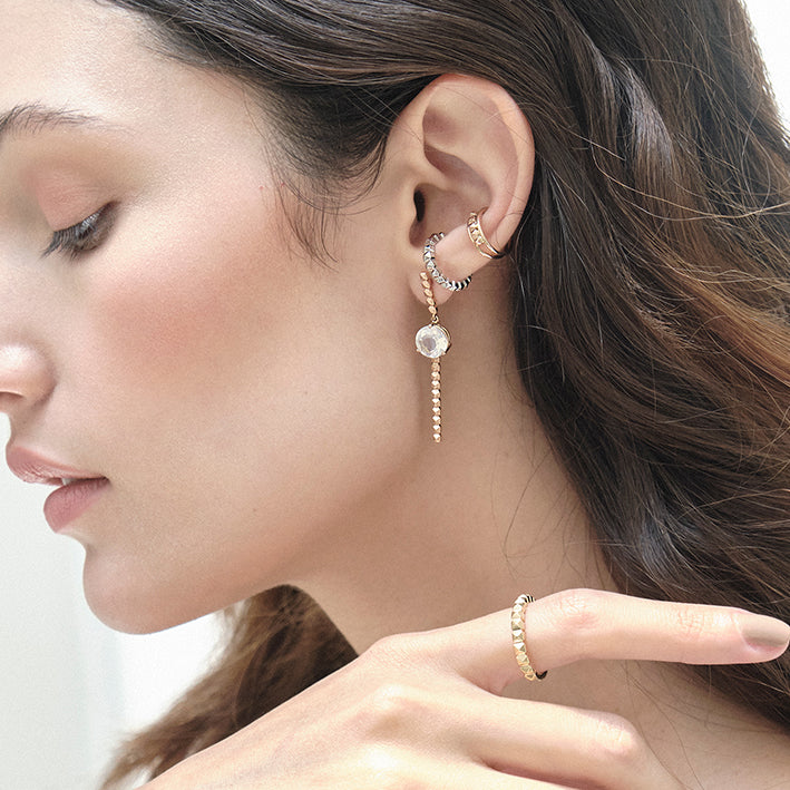 Orejeras taches en plata 925, vista con modelo. Joyería de autor, hecho en Colombia por Mariana Shuk.