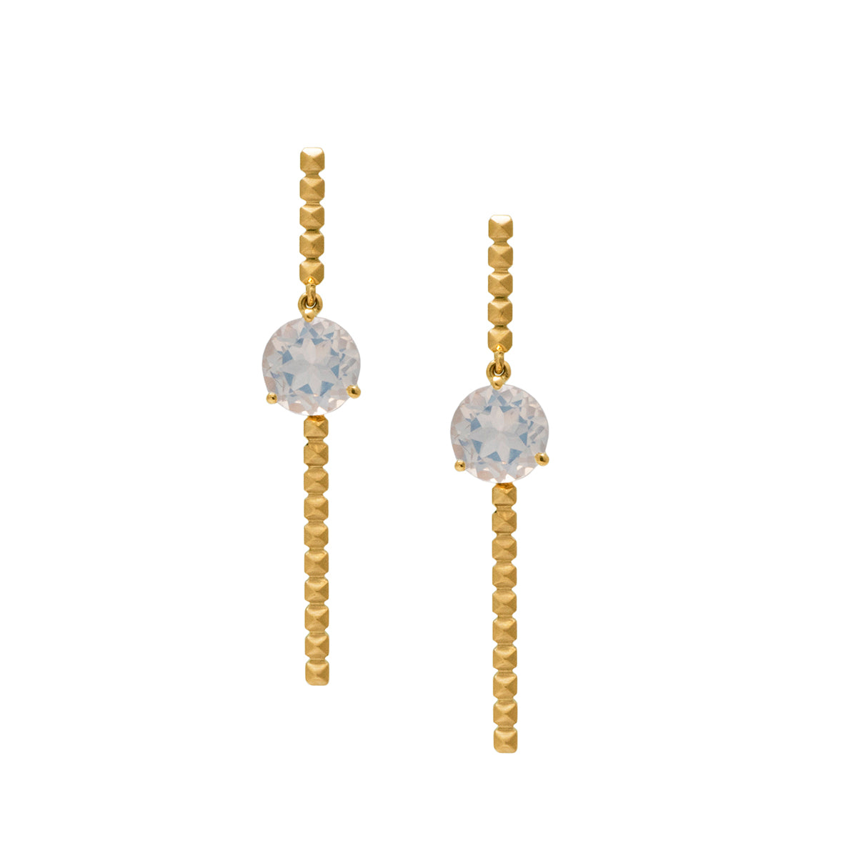 Pendientes largos en oro amarillo 18k con piedra luna azul vista frontal. Joyería de autor, hecho en Colombia por Mariana Shuk.