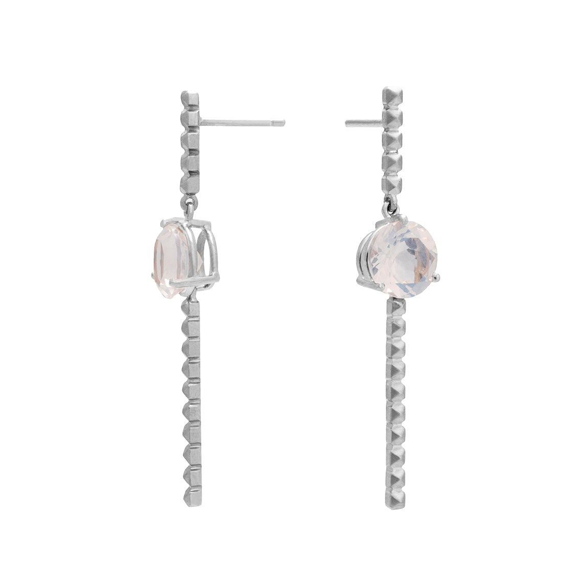 Pendientes largos en oro blanco 18k con piedra luna azul vista lateral. Joyería de autor, hecho en Colombia por Mariana Shuk.