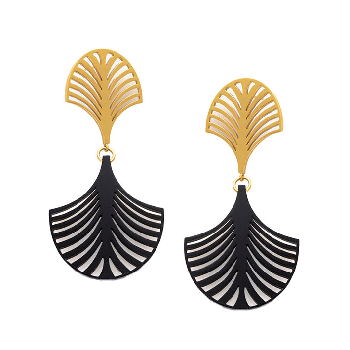 Pendientes de plata 925 palma deco con enchape de oro y acrílico negro, vista frontal. Joyería de autor, hecho en Colombia por Mariana Shuk.
