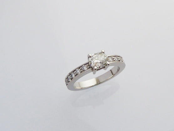 An original option with an oval diamond | Un diamante ovalado es una opción original