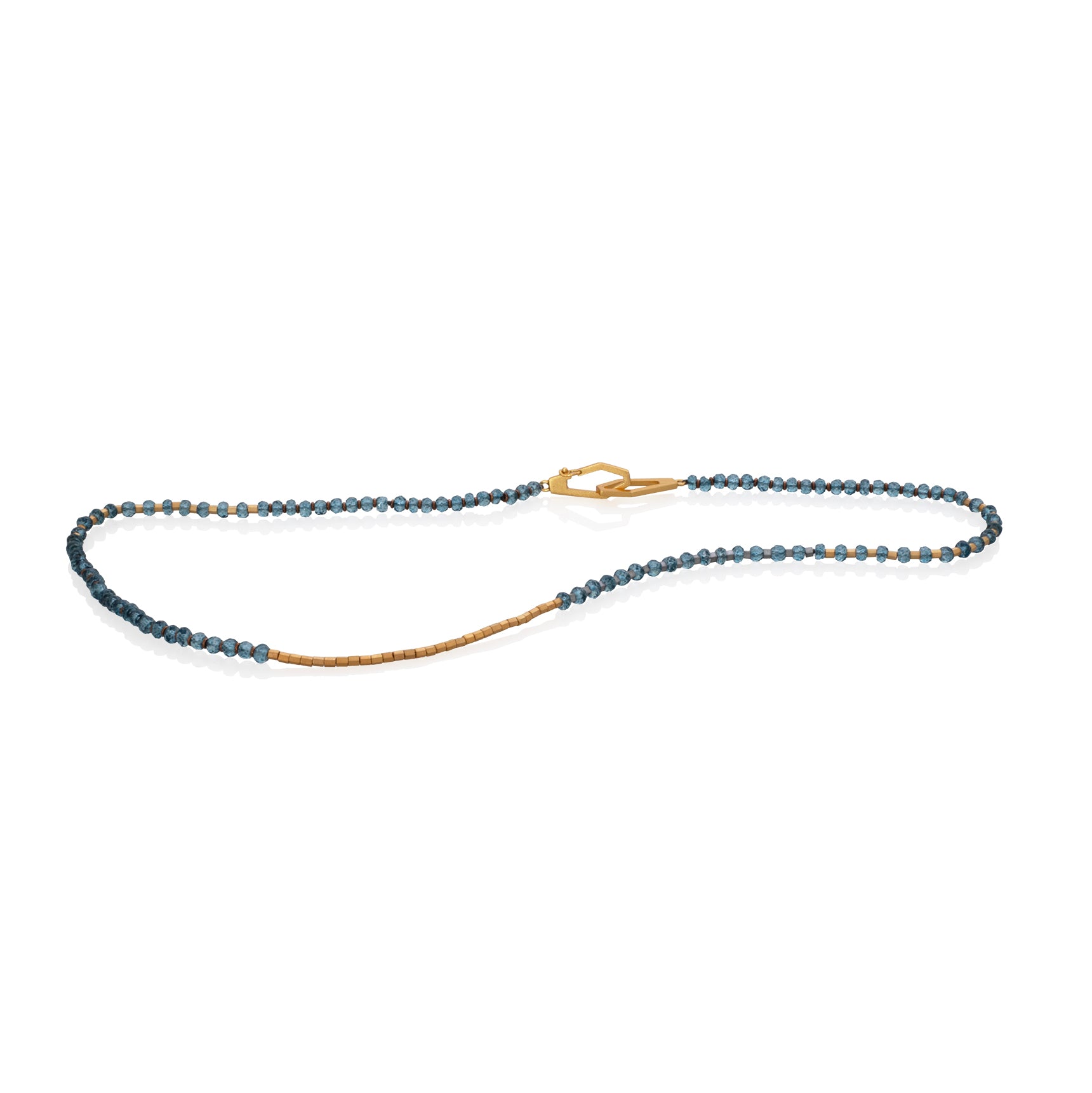 Collar secuencia una vuelta con cuentas de topacio london con hematita y miyuki. Broche en plata 925 con enchape de oro amarillo.