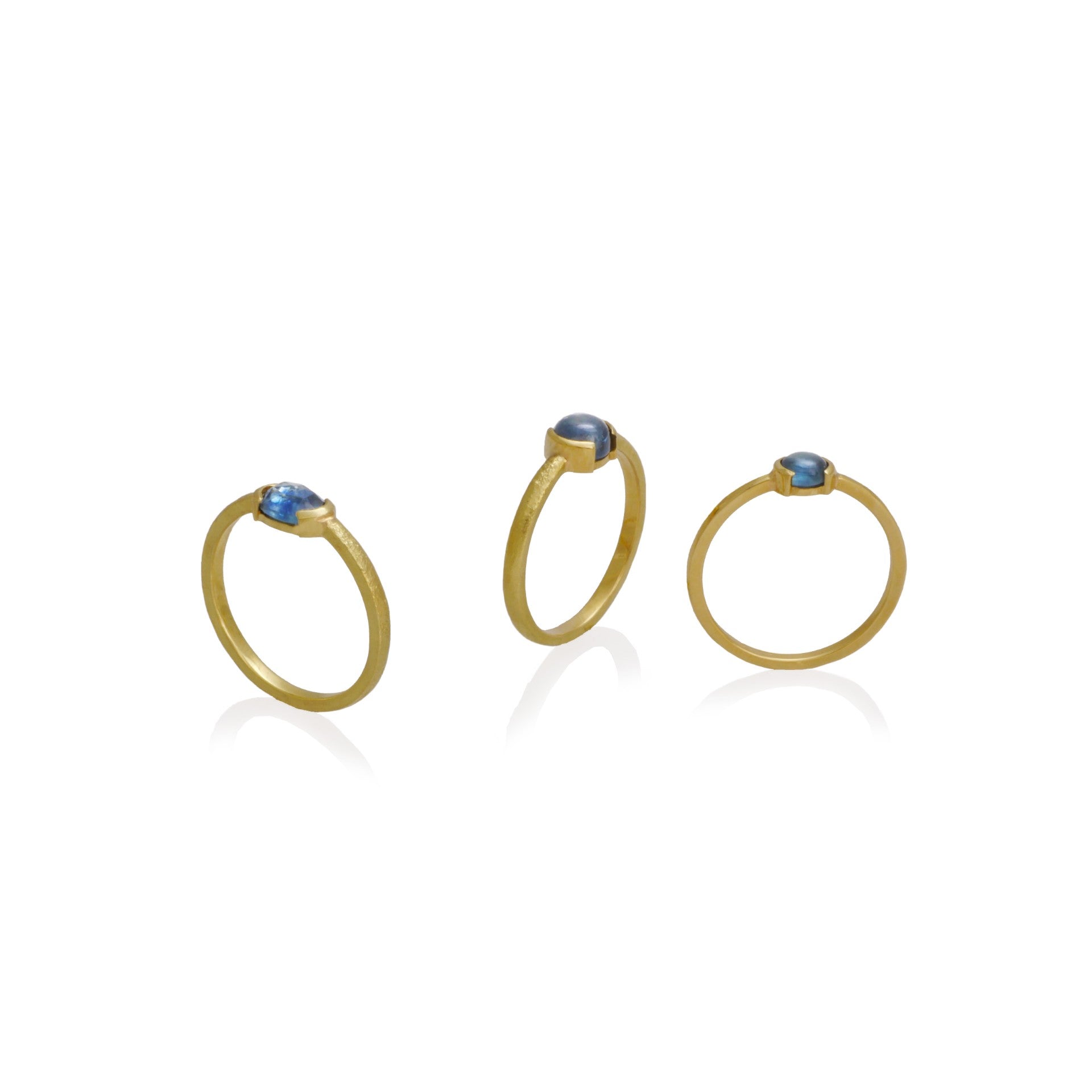 Anillos reticulados en oro amarillo de 18k con zafiro montana cabuchon y rosecut
