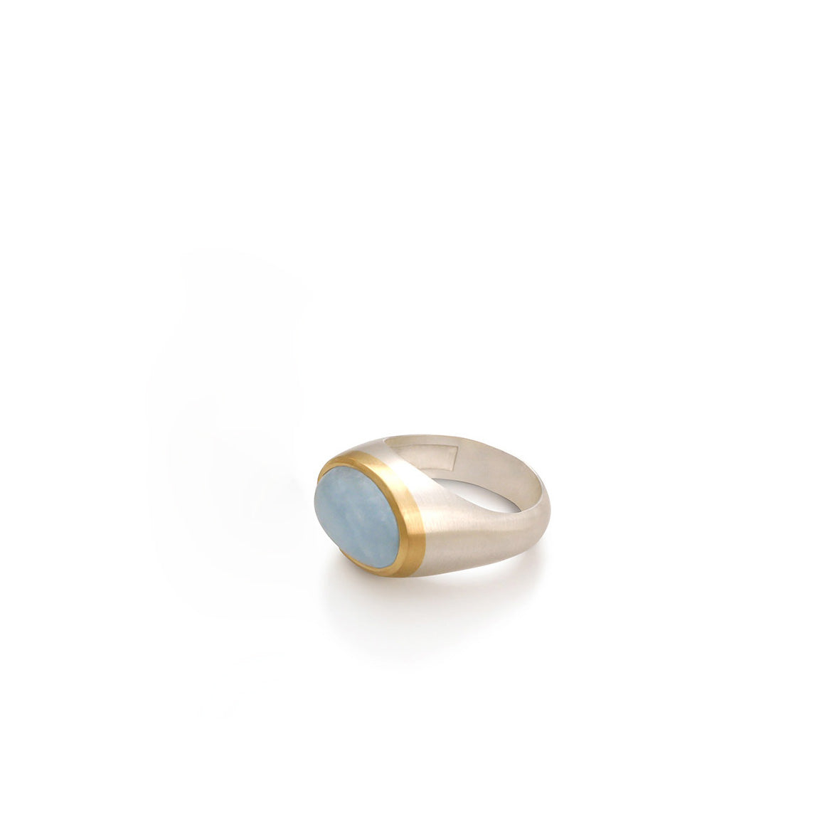 Anillo de plata con caja de oro en la que está engastada una aguamarina cabuchón de 10x8mm