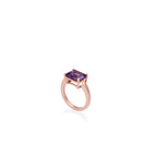 La fuerza del color violeta se transforma en una joya que irradia calma y poder interior. Esta pieza, elaborada en oro rosado de 18k con una amatista tallada en forma octagon, refleja el equilibrio entre lo clásico y lo contemporáneo, un sello distintivo de la alta joyería colombiana hecha a mano.