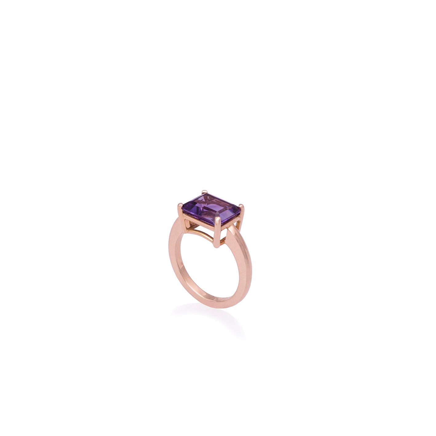 La fuerza del color violeta se transforma en una joya que irradia calma y poder interior. Esta pieza, elaborada en oro rosado de 18k con una amatista tallada en forma octagon, refleja el equilibrio entre lo clásico y lo contemporáneo, un sello distintivo de la alta joyería colombiana hecha a mano.