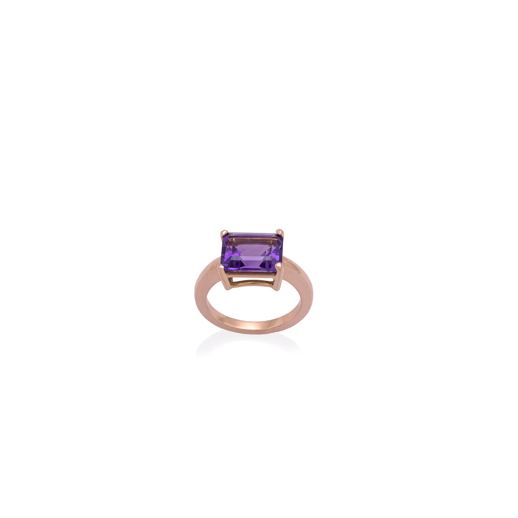 La fuerza del color violeta se transforma en una joya que irradia calma y poder interior. Esta pieza, elaborada en oro rosado de 18k con una amatista tallada en forma octagon, refleja el equilibrio entre lo clásico y lo contemporáneo, un sello distintivo de la alta joyería colombiana hecha a mano.