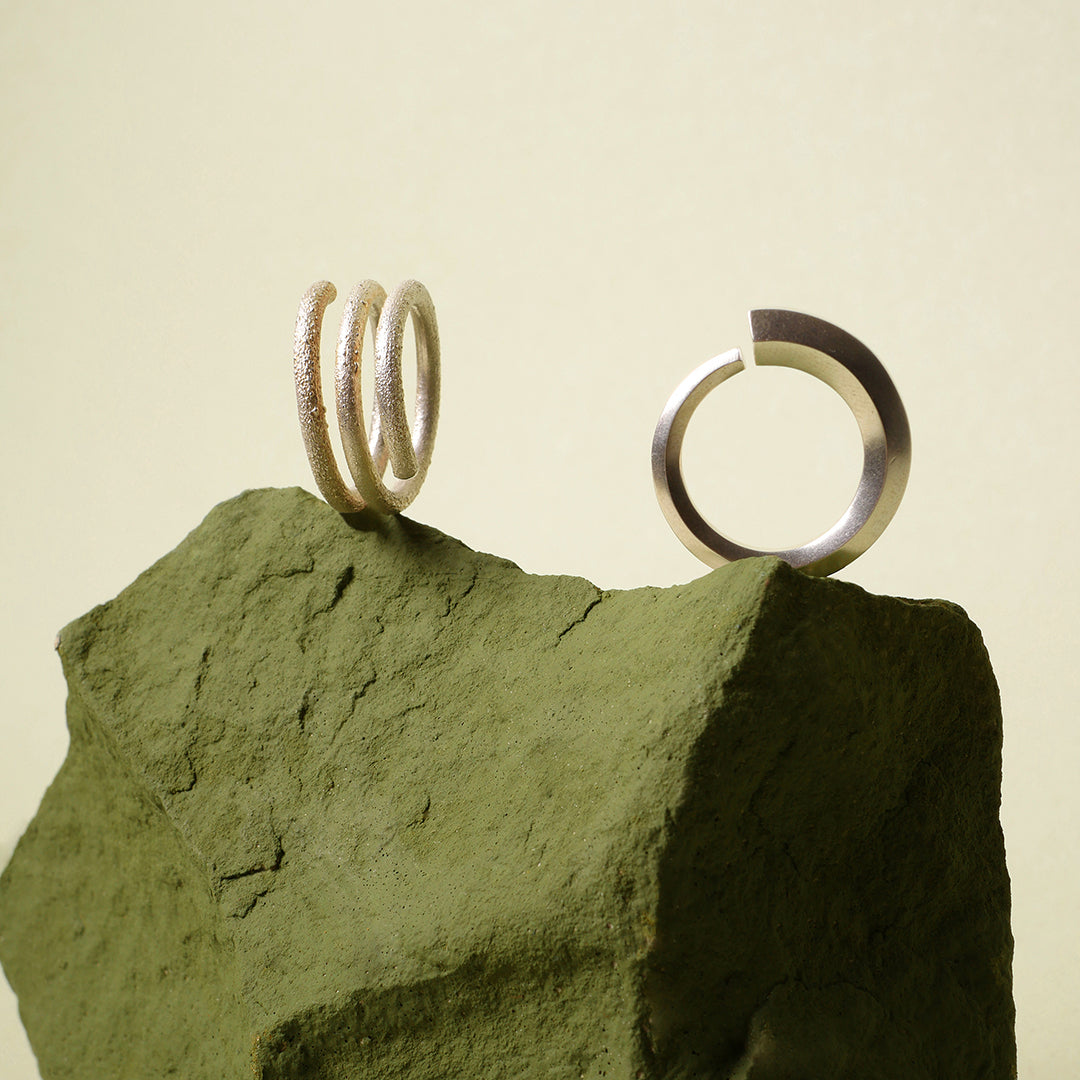 Anillo espiral río en plata 925 y anillo caracol, foto ambientada. Joyería de autor, hecho en Colombia por Mariana Shuk.