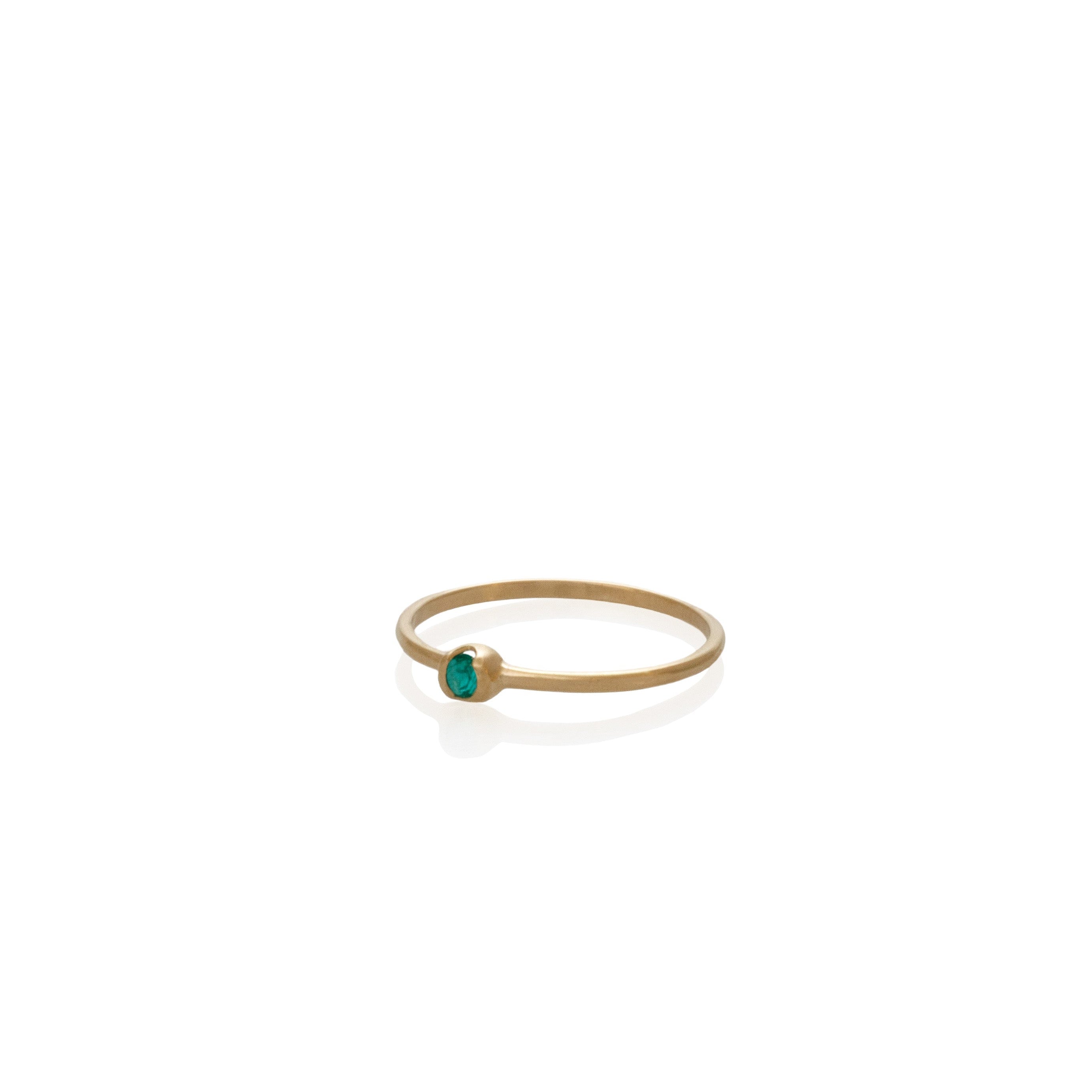 Anillo liviano oro amarillo con esmeralda de 2.5mm