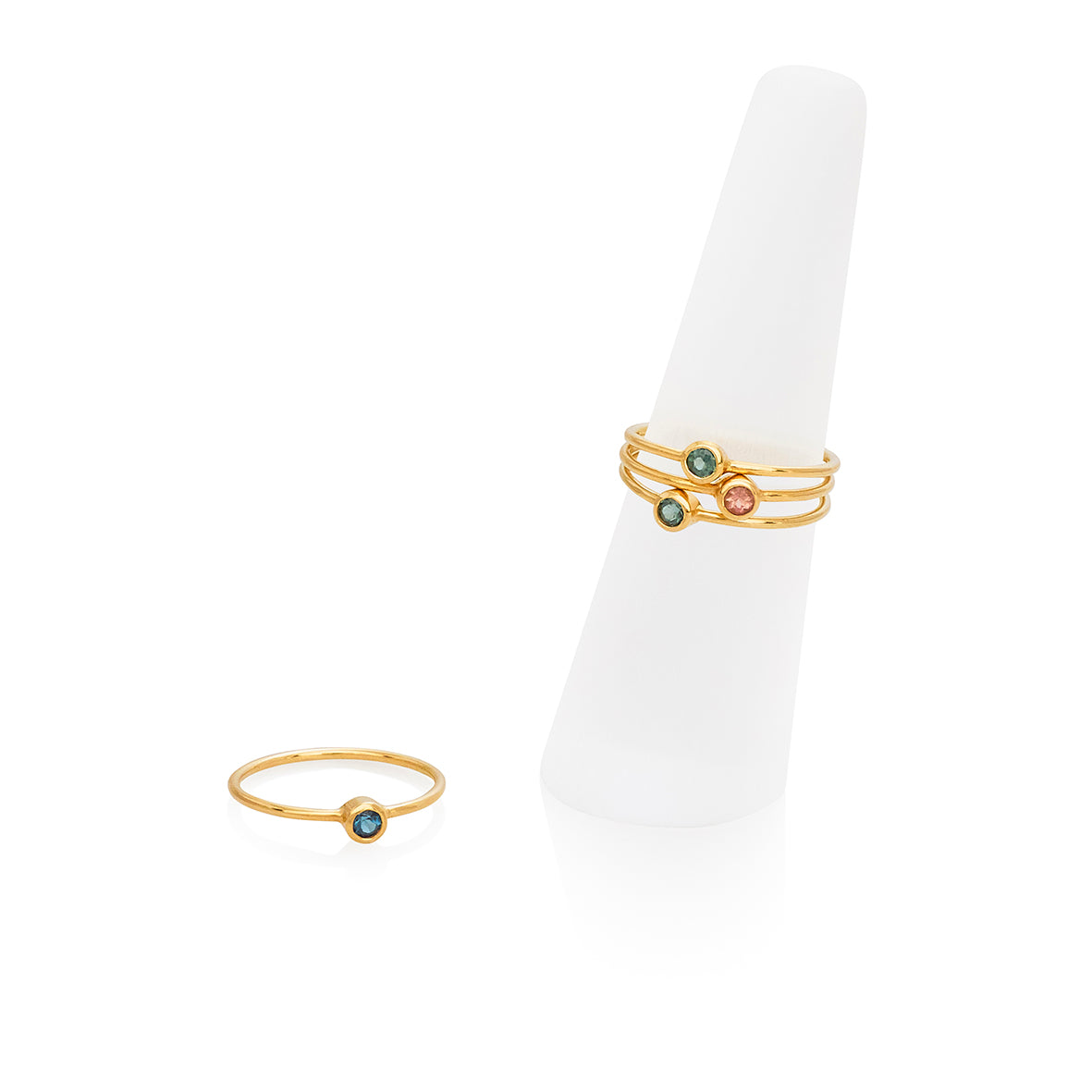 Vista con modelo del anillo liviano de turmalina en oro 18k, la foto se ven las tres variaciones de turmalina. Joyería de autor, hecho en Colombia por Mariana Shuk