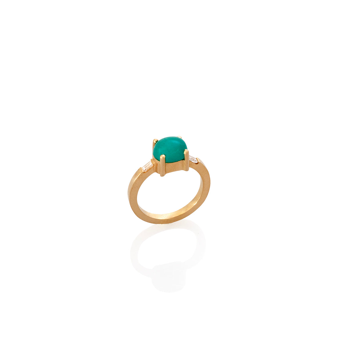 Anillo en oro amarillo con diamantes y esmeralda cabuchon