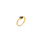 Anillo en oro amarillo 18k con zafiro estrella vista lateral, joyería de autor, hecho en Colombia por Mariana Shuk.