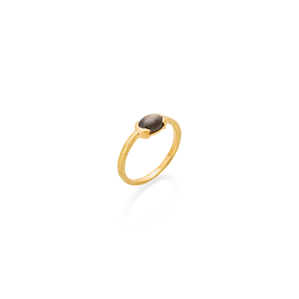Anillo en oro amarillo 18k con zafiro estrella vista lateral, joyería de autor, hecho en Colombia por Mariana Shuk.