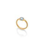 Anillo en oro amarillo 18k con zafiro cabuchón de Montana vista lateral, joyería de autor, hecho en Colombia por Mariana Shuk.