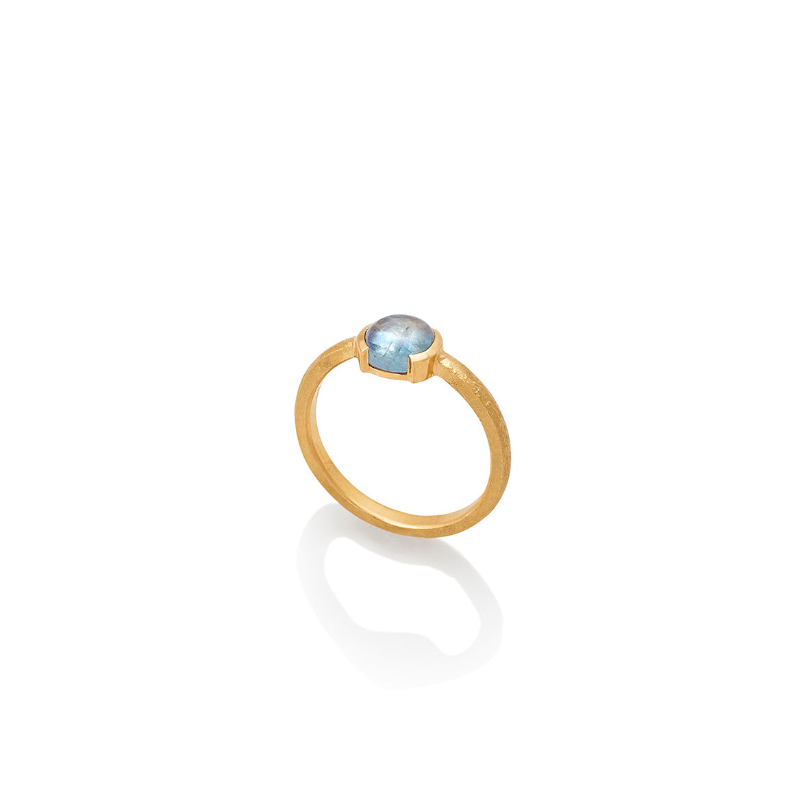 Anillo en oro amarillo 18k con zafiro cabuchón de Montana vista lateral, joyería de autor, hecho en Colombia por Mariana Shuk.