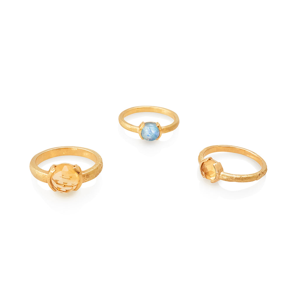 Anillo en oro amarillo 18k con zafiro cabuchón de Montana vista de tres variaciones de anillos acostados, joyería de autor, hecho en Colombia por Mariana Shuk