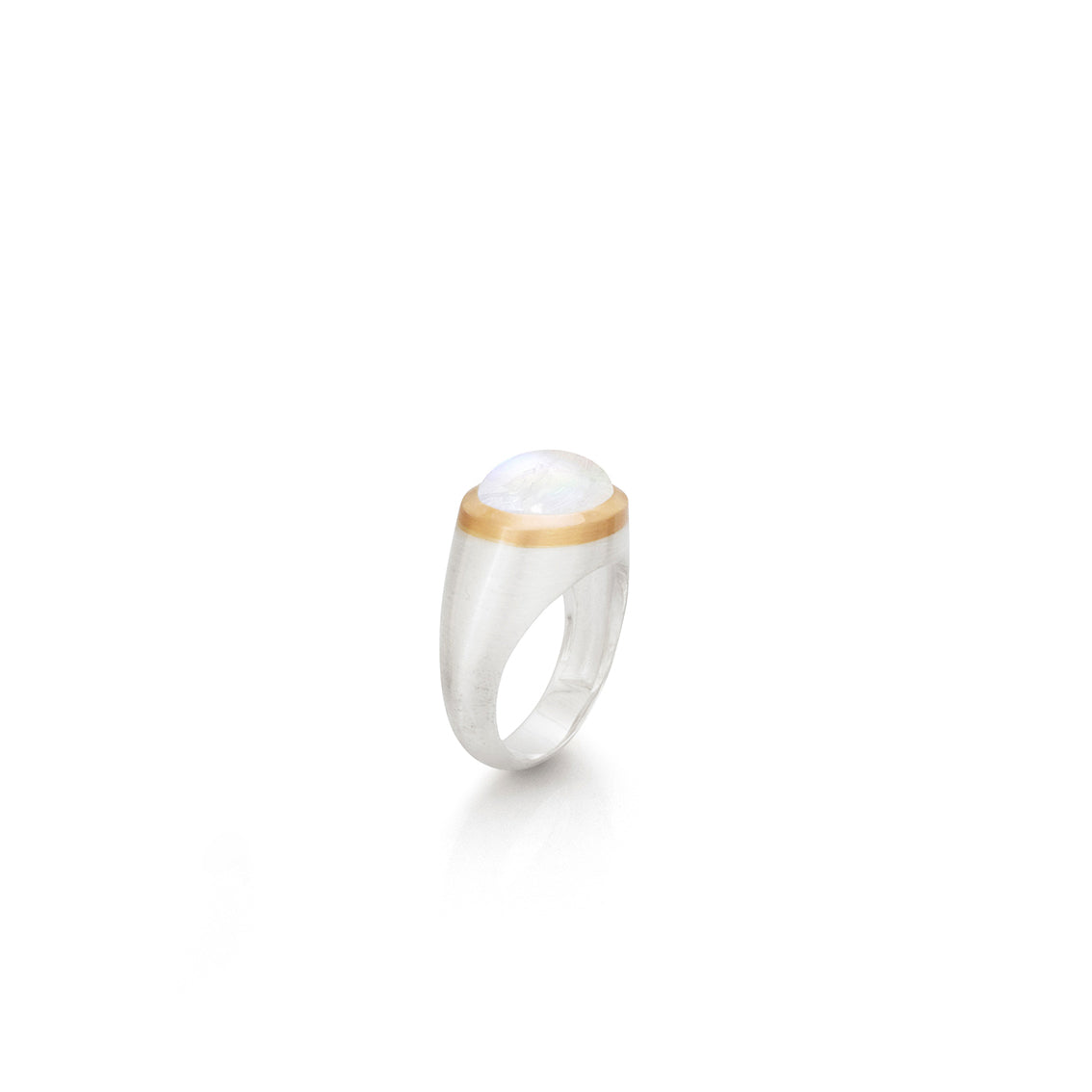 Vista de tres cuartos del anillo piedra luna con borde de oro. Hecho en plata y oro amarillo de 18k, y piedra luna de 12x10mm