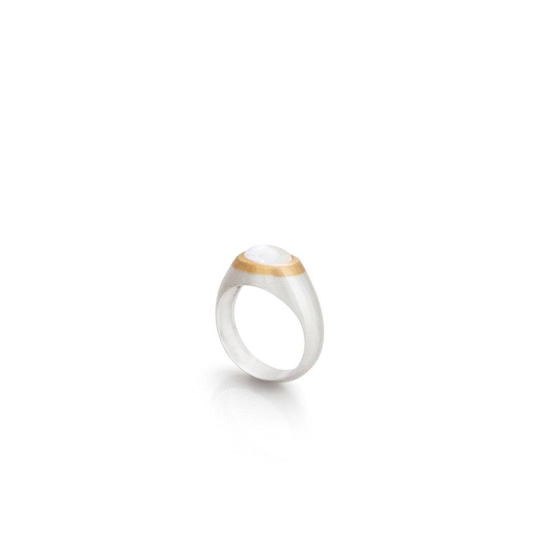 Anillo de plata con caja en oro amarillo que recibe una piedra luna Rainbow de 8x6mm