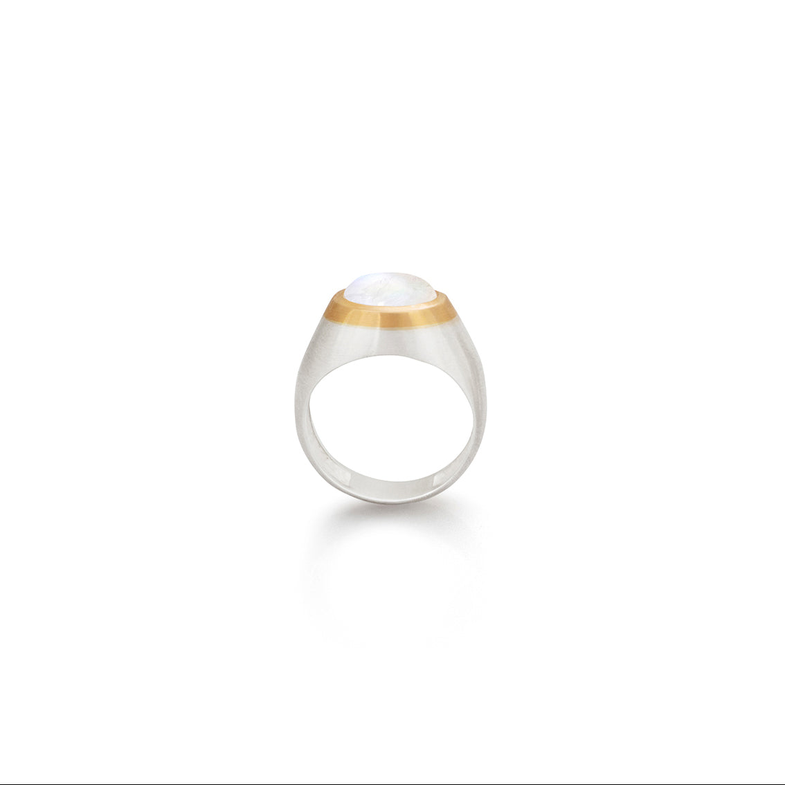 Anillo de plata con caja de oro incrustada, la cual recibe una piedra una cabuchon de 10x8mm