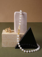 Vista ambientada del anillo ranura en oro 18k. Joyería de autor, hecho en Colombia por Mariana Shuk.