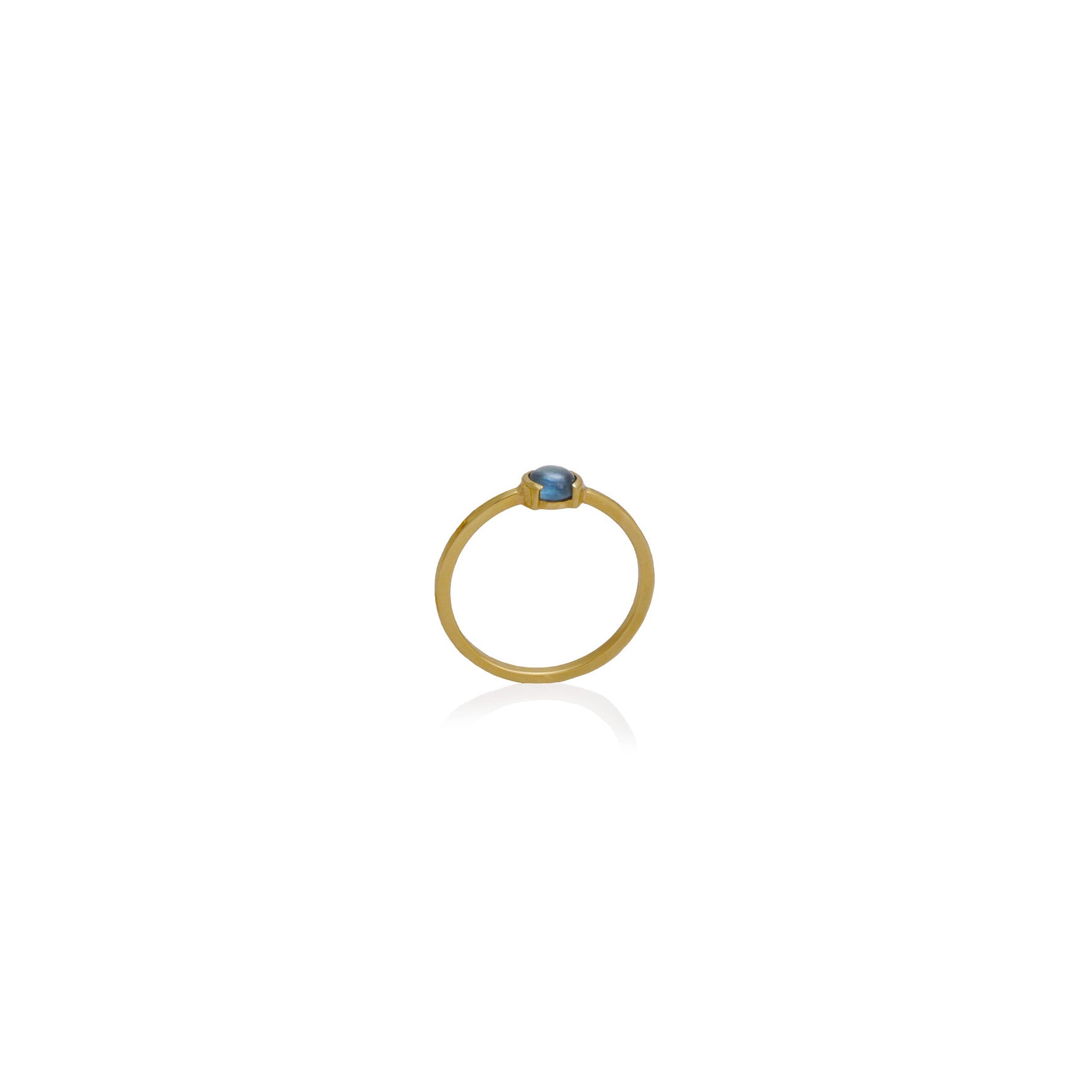 Anillo reticulado en oro amarillo con zafiro montana cabuchon de 4mm