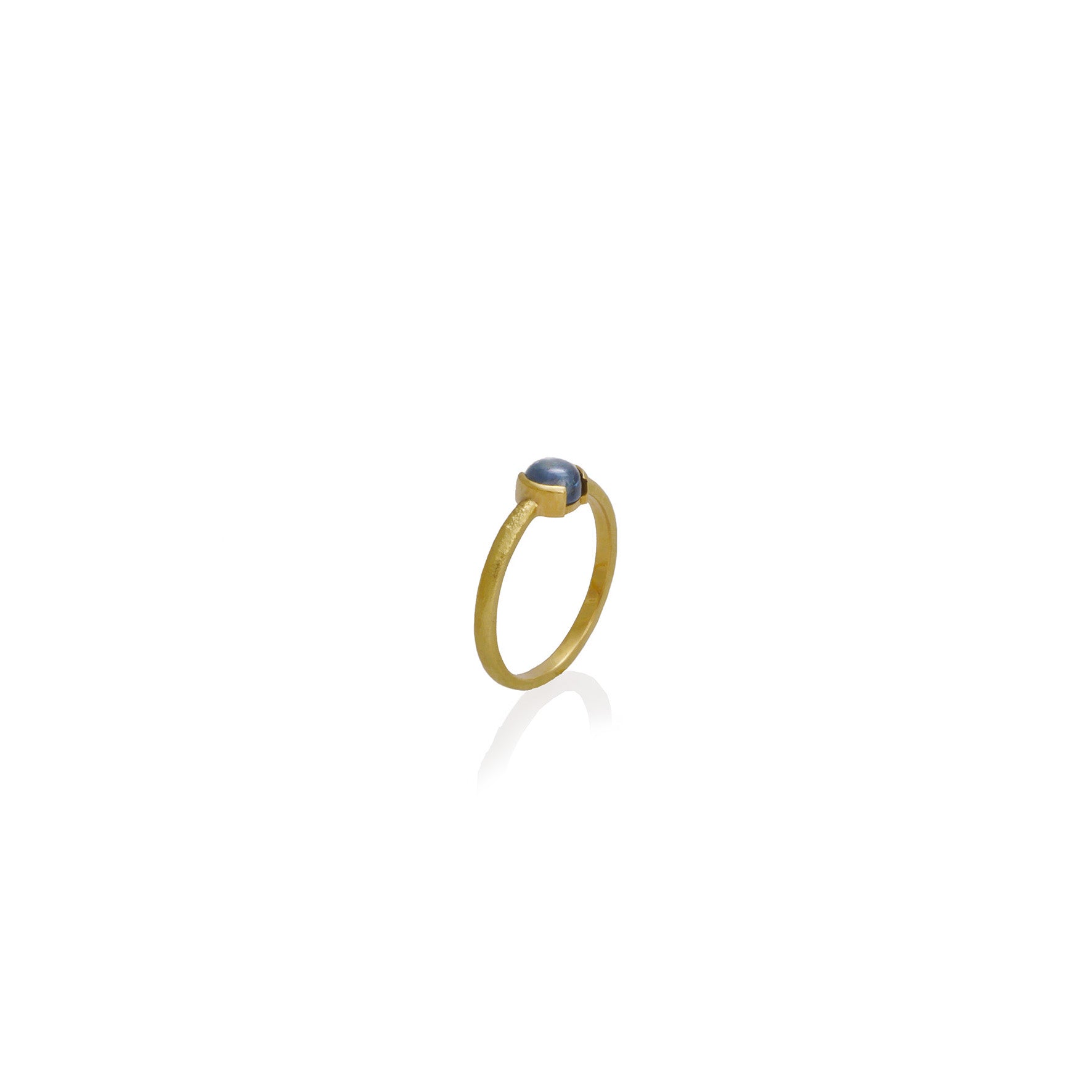 Anillo reticulado en oro amarillo con zafiro montana cabuchon 5mm