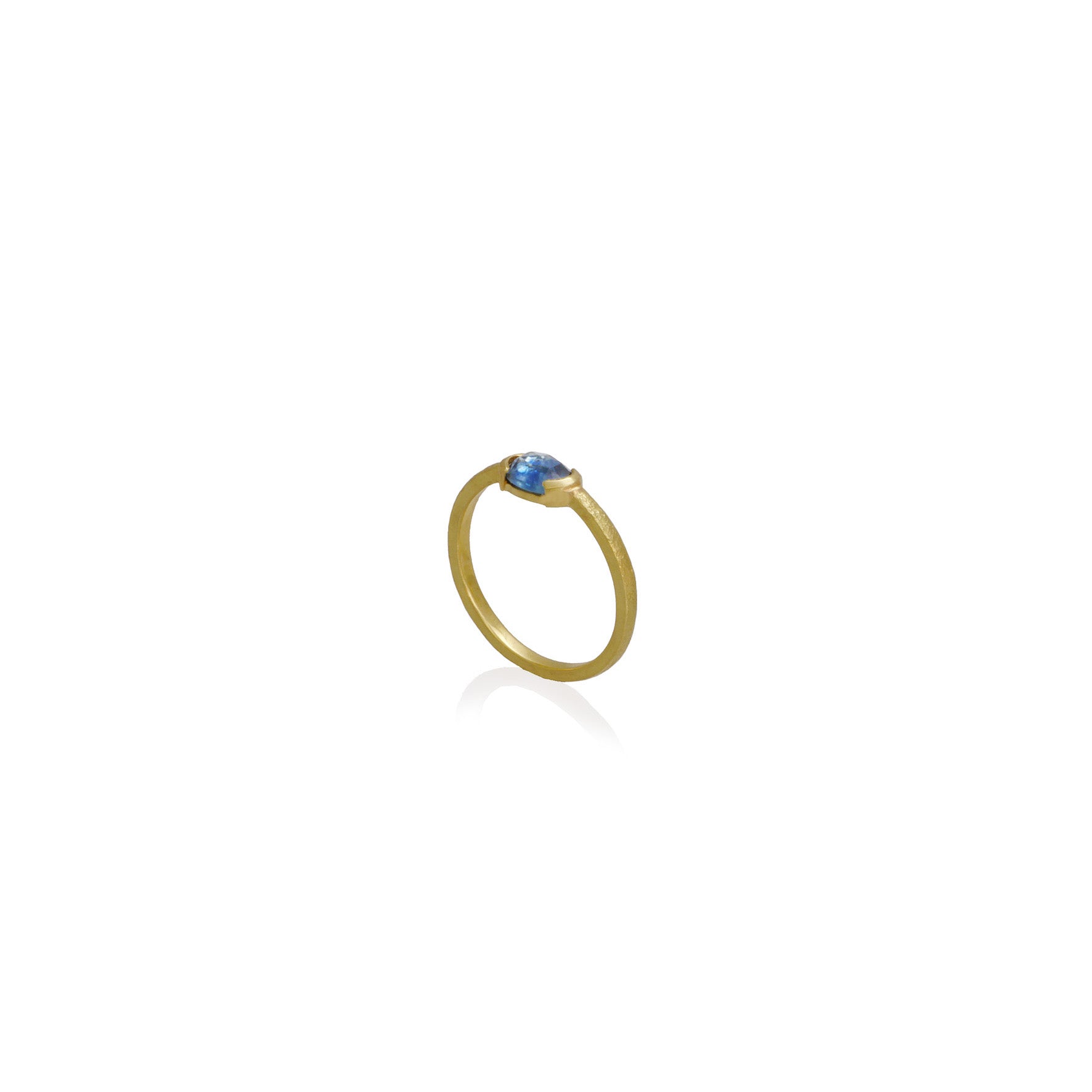 Anillo reticulado en oro amarillo con zafiro montana corte rosecut 6x4mm.
