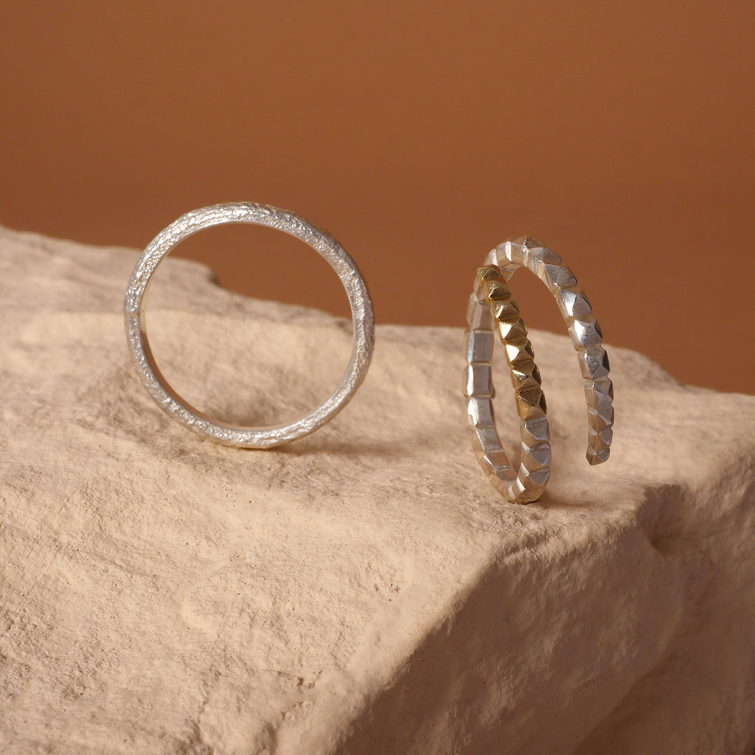 Anillo serpiente Taches de oro y plata, y anillo reticulado Taches, foto ambientada. Joyería de autor, hecho en Colombia por Mariana Shuk.