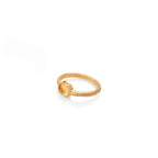 Anillo texturado en oro amarillo 18k con citrino talla rosa vista lateral, joyería de autor, hecho en Colombia por Mariana Shuk.