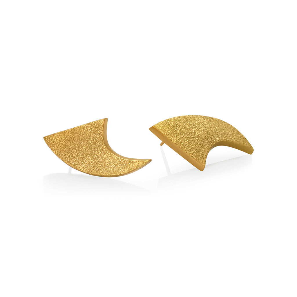 Aretes Cacho FLW en plata 0.925 con enchape de oro, pieza de diseño de la colección Ornamentos Flow de Mariana Shuk.