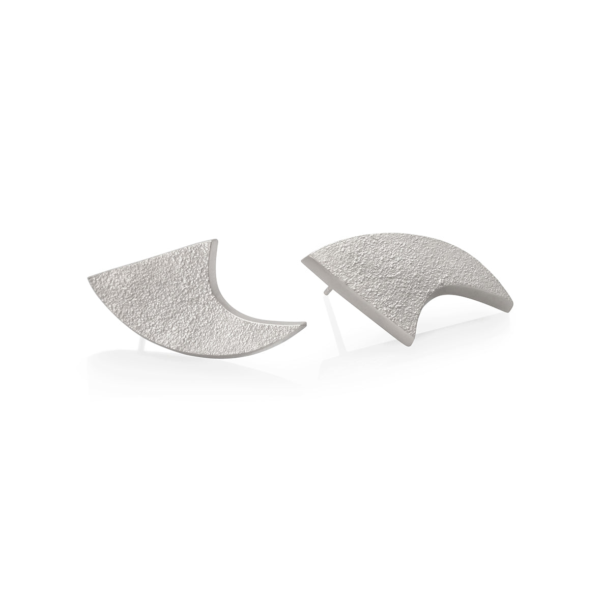 Aretes Cacho FLW en plata 0.925 de la colección Ornamentos Flow, joyería de autor hecha a mano en Colombia por Mariana Shuk.