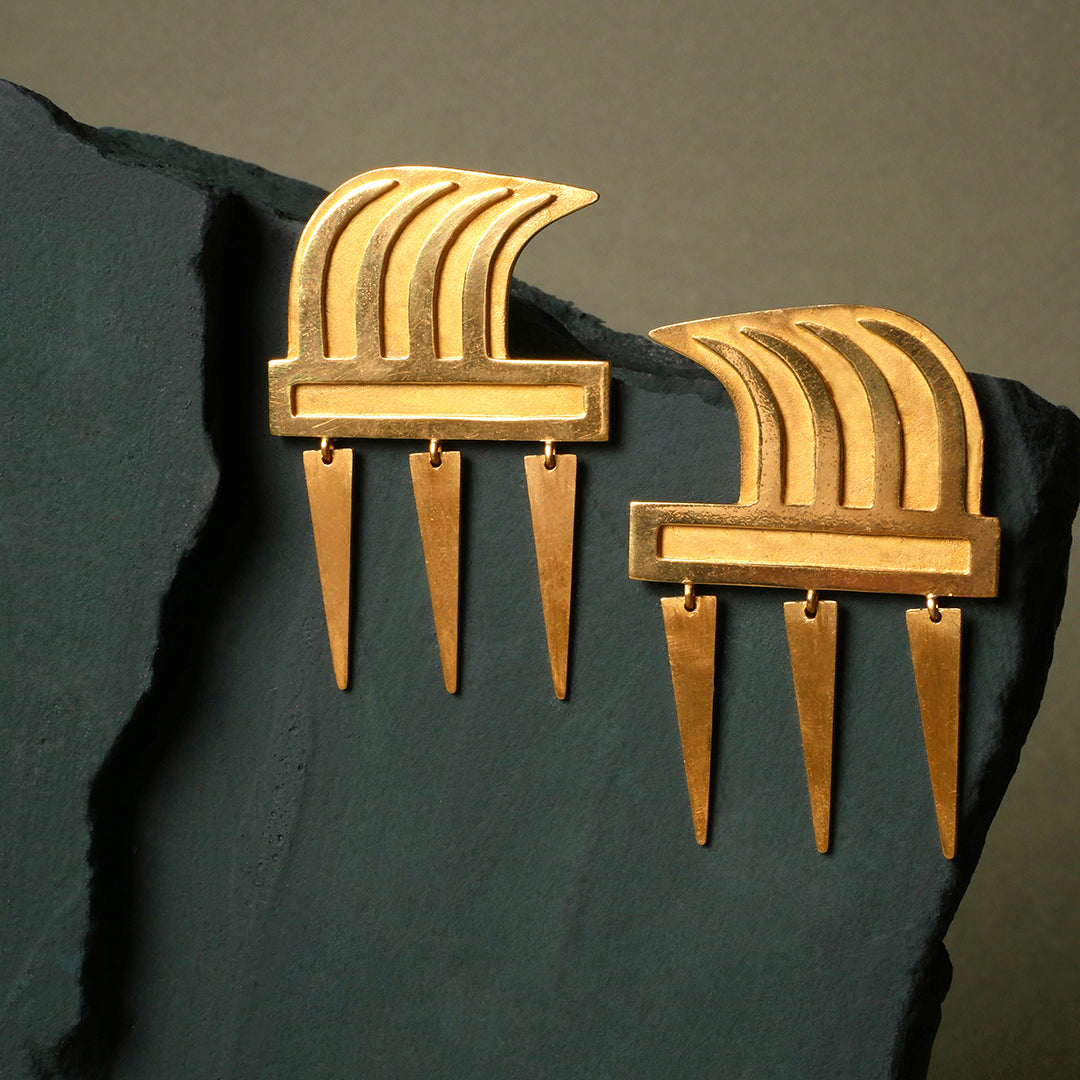 Aretes cangrejo precolombino en plata con enchape en oro, foto ambientada. Joyas artesanales colombianas de la colección Simetría Precolombina. Diseños exclusivos, hecho en Colombia por Mariana Shuk.