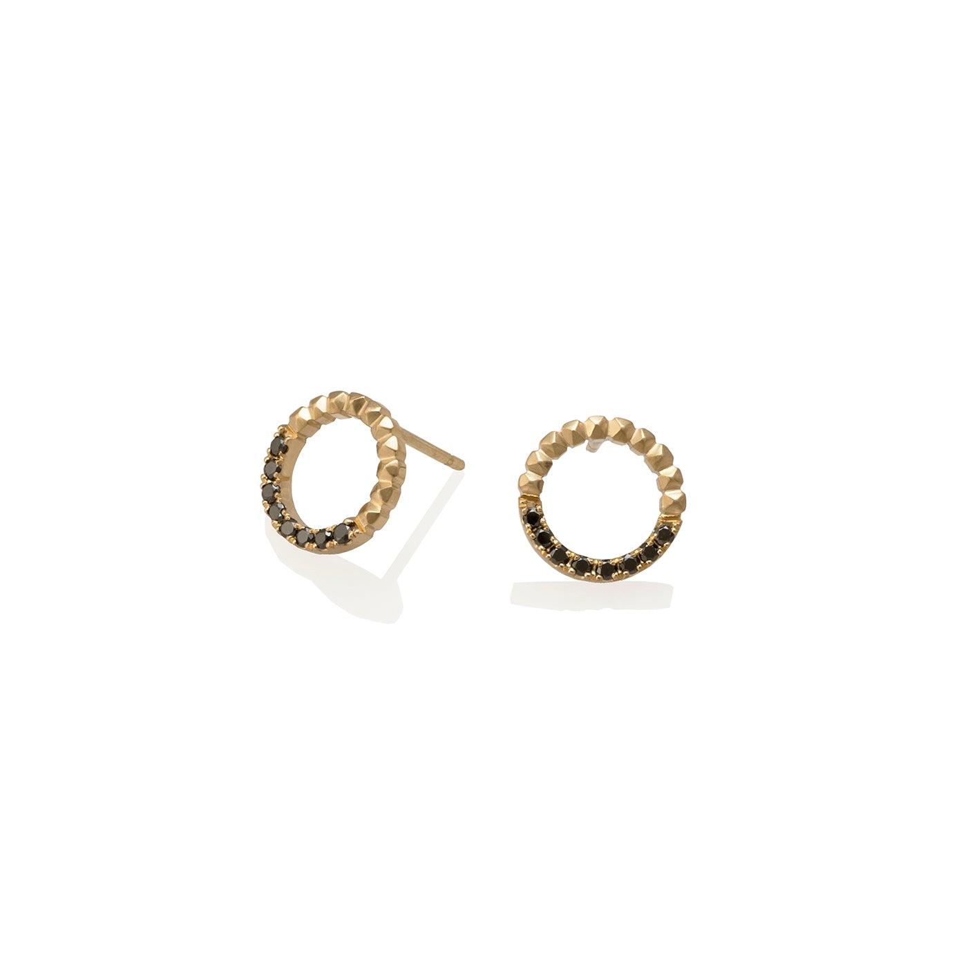 Aretes círculo taches en oro 18k amarillo con diamantes negros, vista frontal, alta joyería hecha a mano en Colombia.