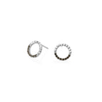 Aretes círculo taches en oro 18k blanco con diamantes negros, vista frontal, alta joyería hecha a mano en Colombia.