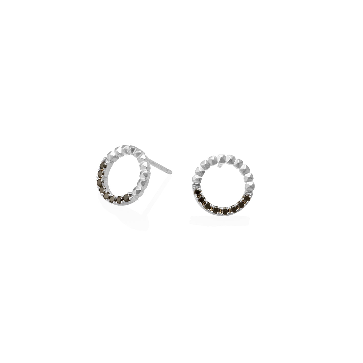 Aretes círculo taches en oro 18k blanco con diamantes negros, vista frontal, alta joyería hecha a mano en Colombia.