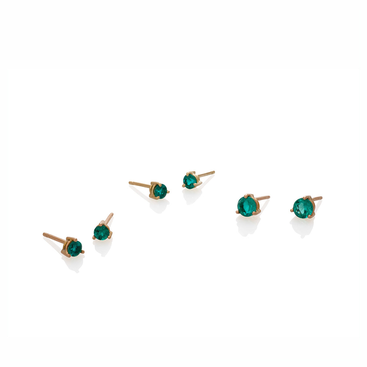 Aretes de esmeraldas redondas en OA OR tres tamaños