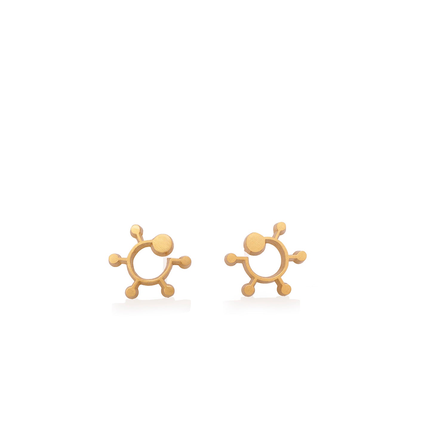 Aretes espiral curvas y puntos en plata con enchape de oro amarillo (vermeil), foto con vista frontal. Joyería artesanal inspirada en la naturaleza, hecho en Colombia por Mariana Shuk.