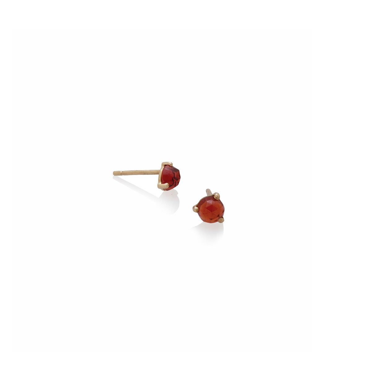 Aretes en oro amarillo de 18k con granates de 5mm rose cut