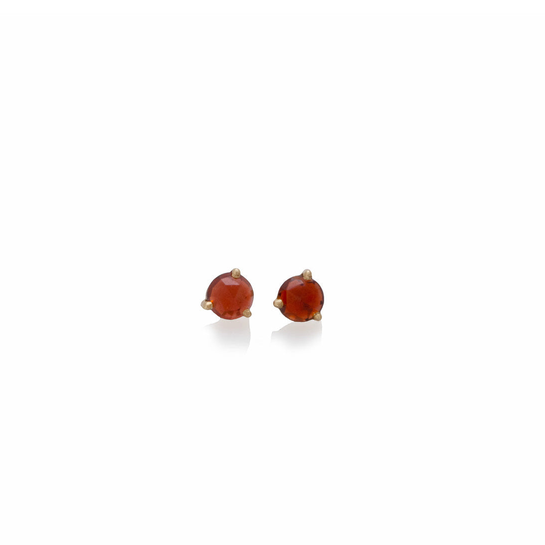 Aretes en oro amarillo de 18k con granatese rose cut de 6mm