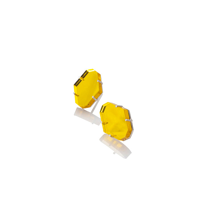 Aretes hexágono pequeños en acrílico espejado amarillo, foto con vista frontal. Joyería artesanal inspirada en simetría y reflejo. Diseños exclusivos, hecho en Colombia por Mariana Shuk.