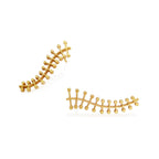 Aretes líneas y puntos curva largo en plata con enchape de oro amarillo (vermeil), foto con vista frontal. Joyería artesanal inspirada en la naturaleza, hecho en Colombia por Mariana Shuk.