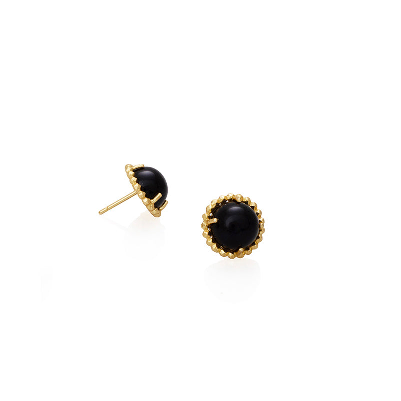 Aretes circulares de taches de plata con con enchape de oro, con onix cabuchón de 10mm, hechos por Mariana Shuk